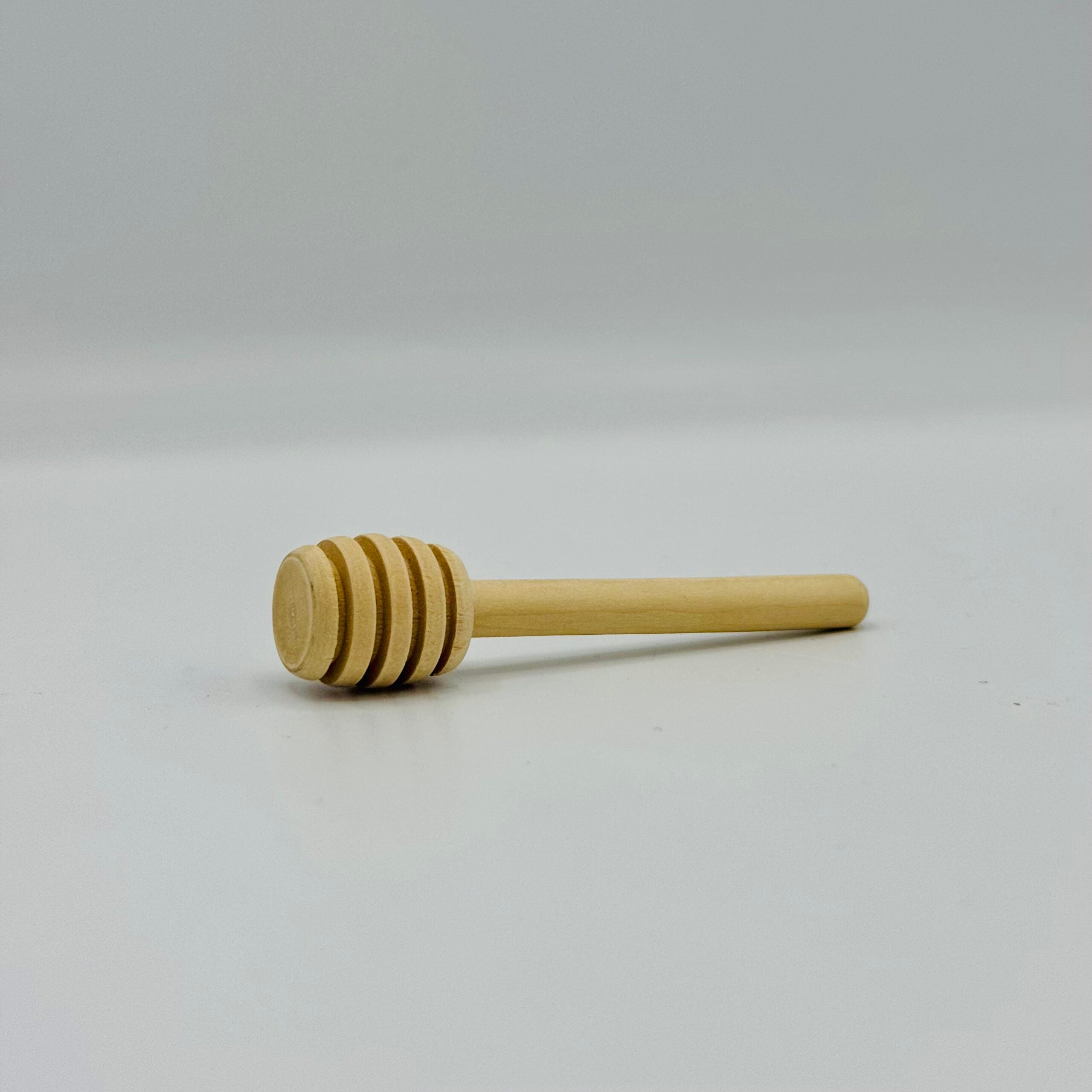 Cuillère en bois ou cuillère en métal : laquelle utiliser pour le miel ?