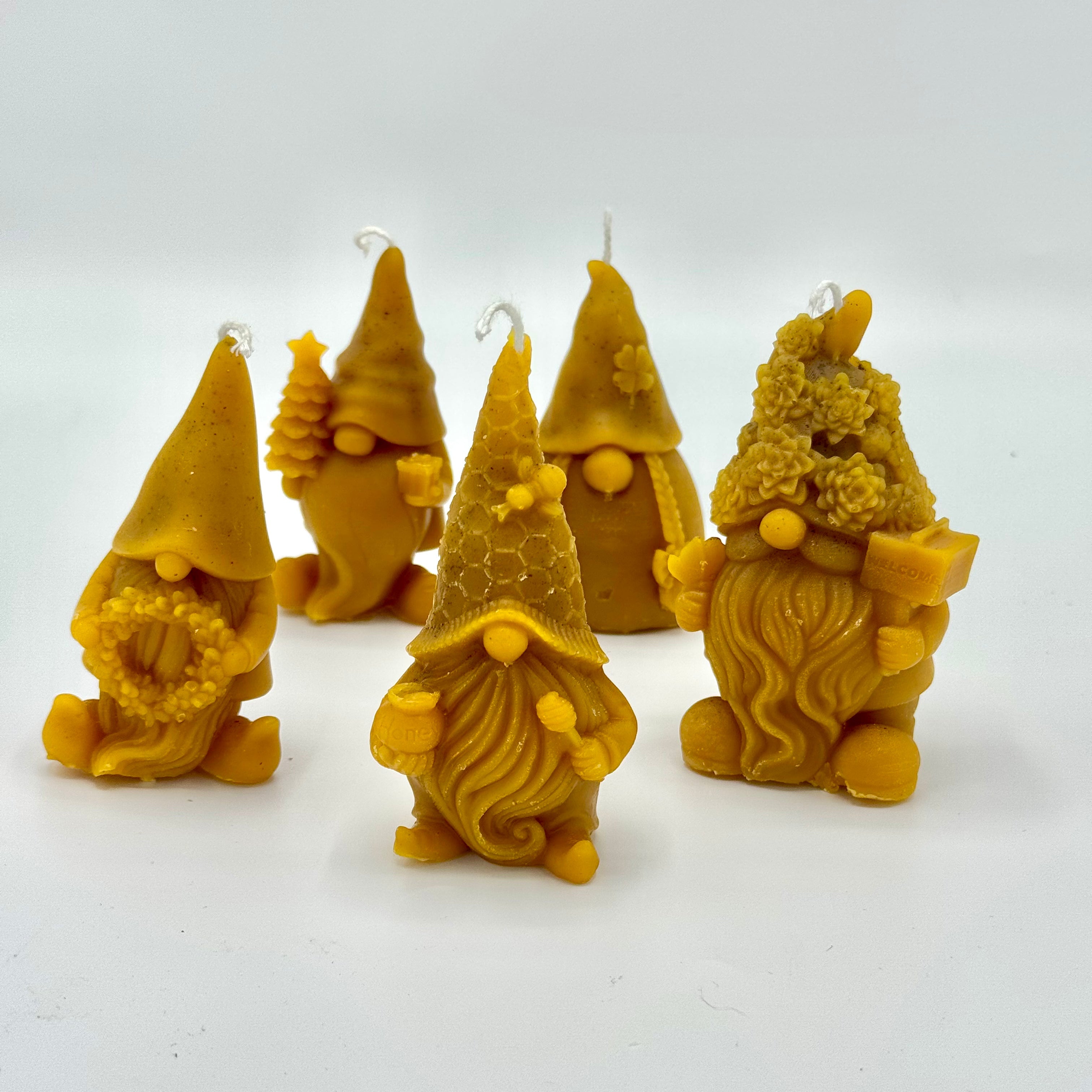 Ensemble de bougies artisanales en cire d’abeille, façonnées à partir de la cire de nos ruches.