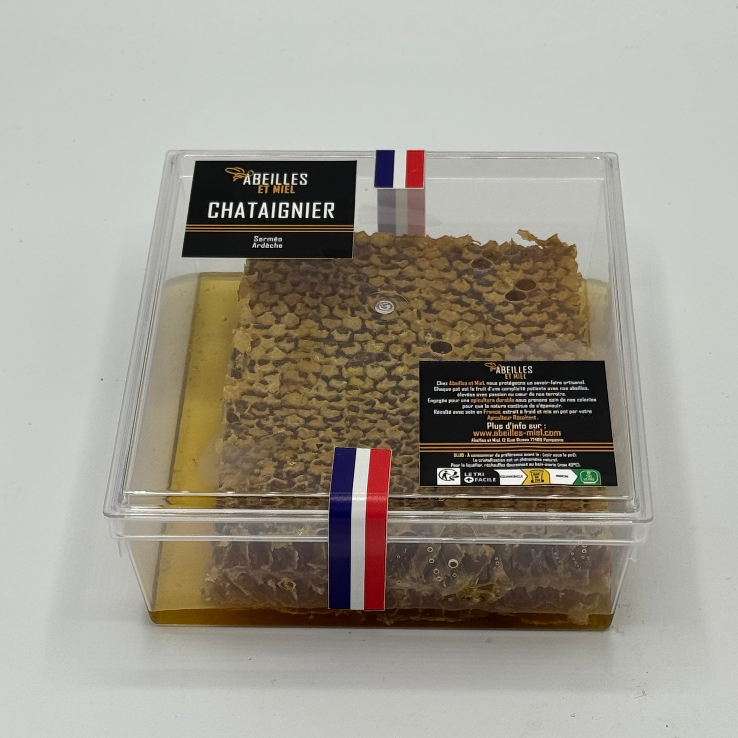 Miel de châtaignier en rayon dans sa boîte transparente