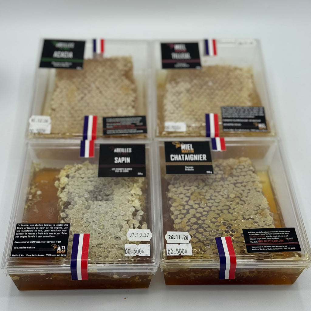 Rayon de miel rempli d’alvéoles, présentant du miel récolté directement dans la cire, produit par nos apiculteurs.