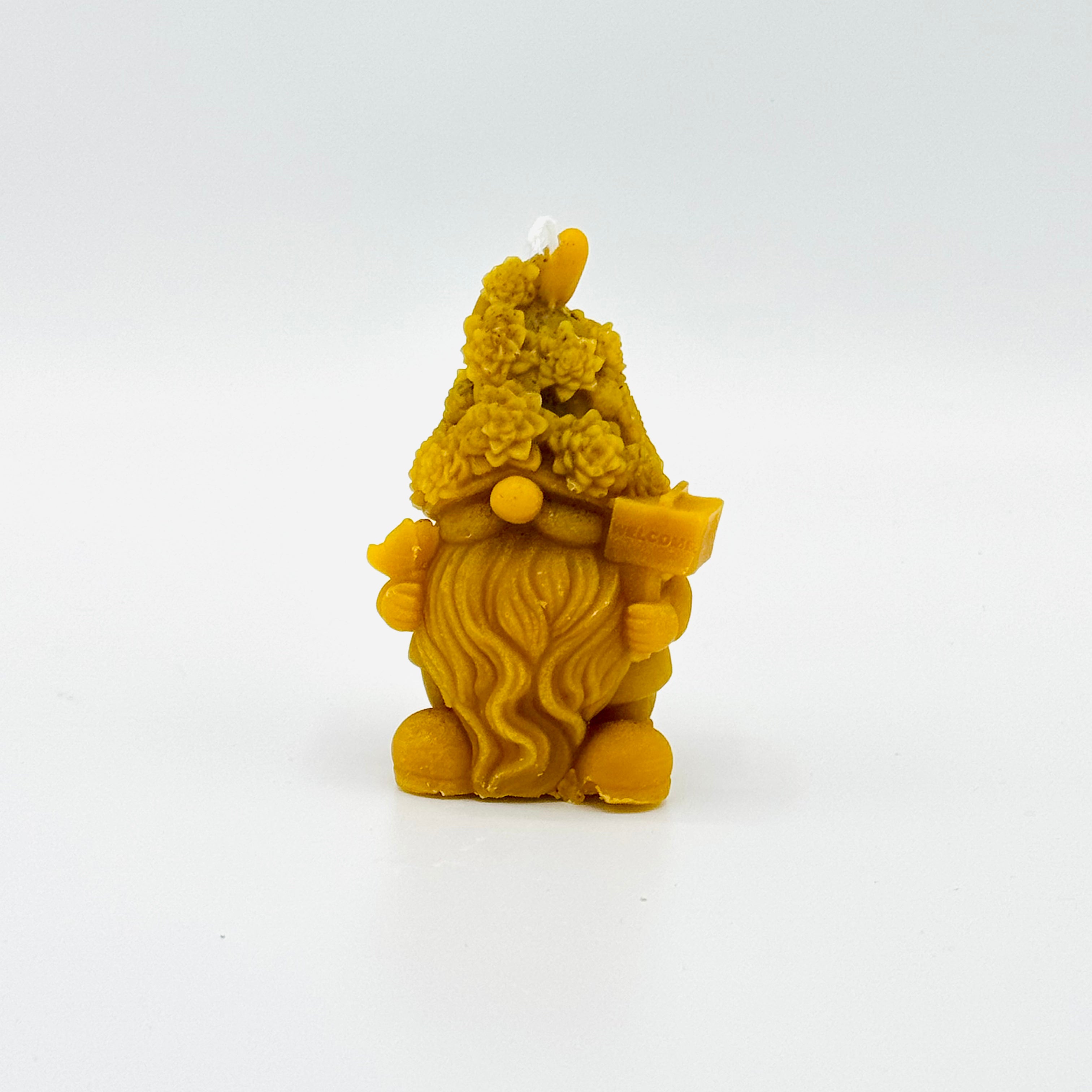 Bougie artisanale en forme de forgeron, fabriquée avec la cire d’abeille de nos ruches.