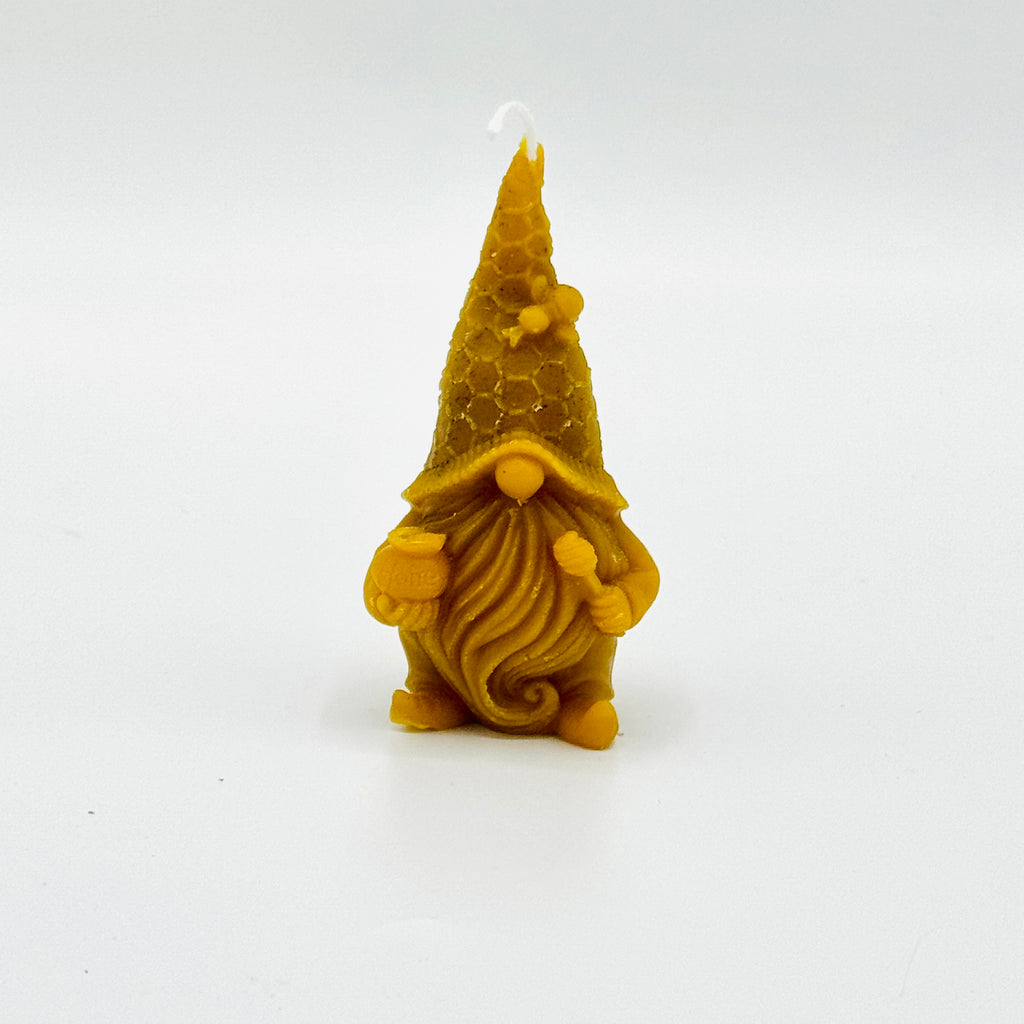 Bougie artisanale en forme de lutin apiculteur, fabriquée en cire d’abeille naturelle de nos ruches.