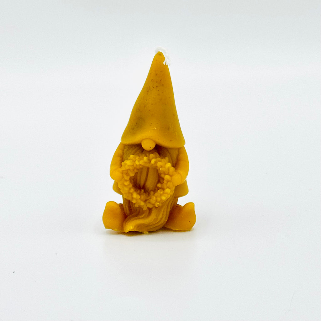 Bougie artisanale en cire d’abeille représentant un lutin portant une couronne.