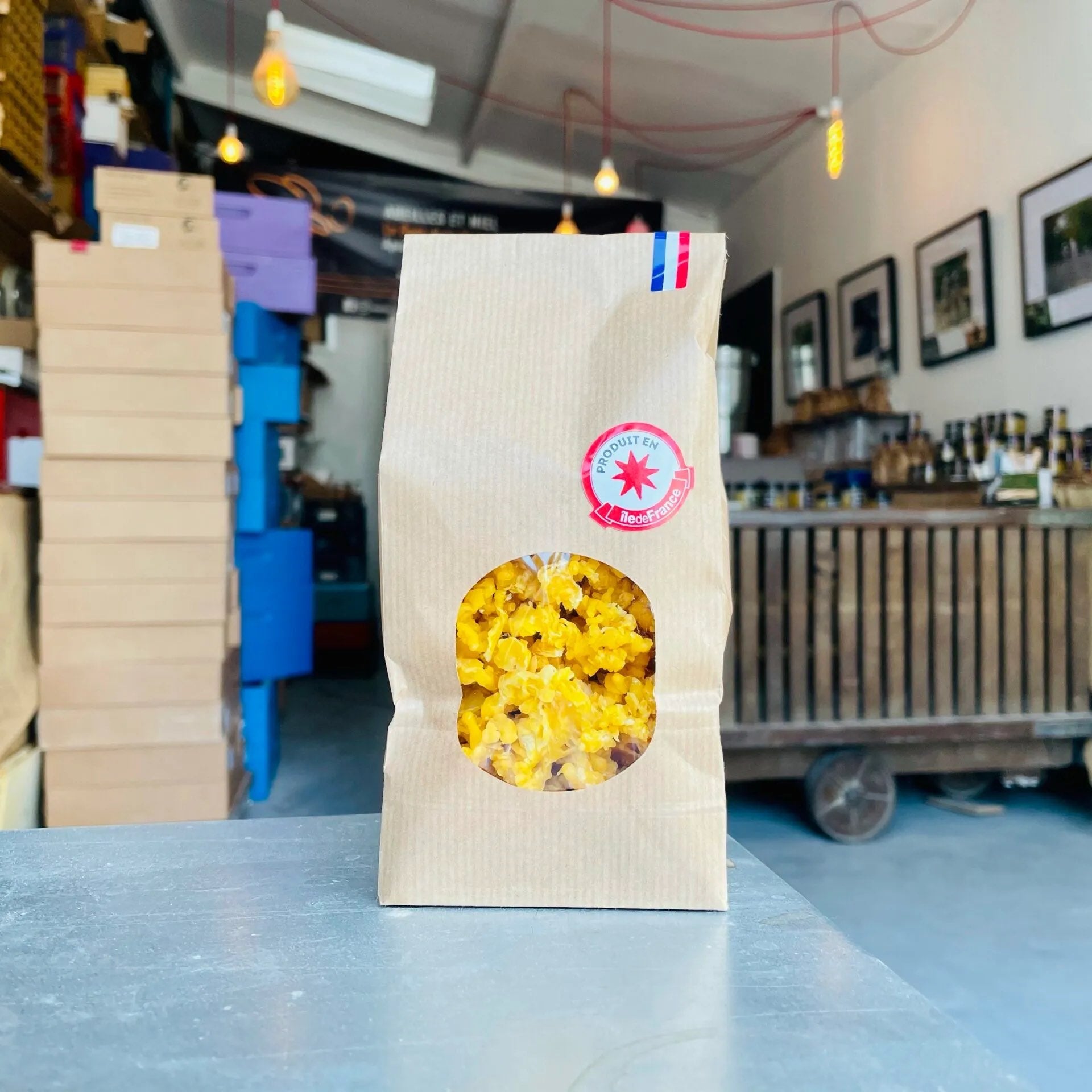 Cire d’abeille en paillettes issue des ruches d’Abeilles et Miel, utilisée pour cosmétiques, bougies et créations DIY.