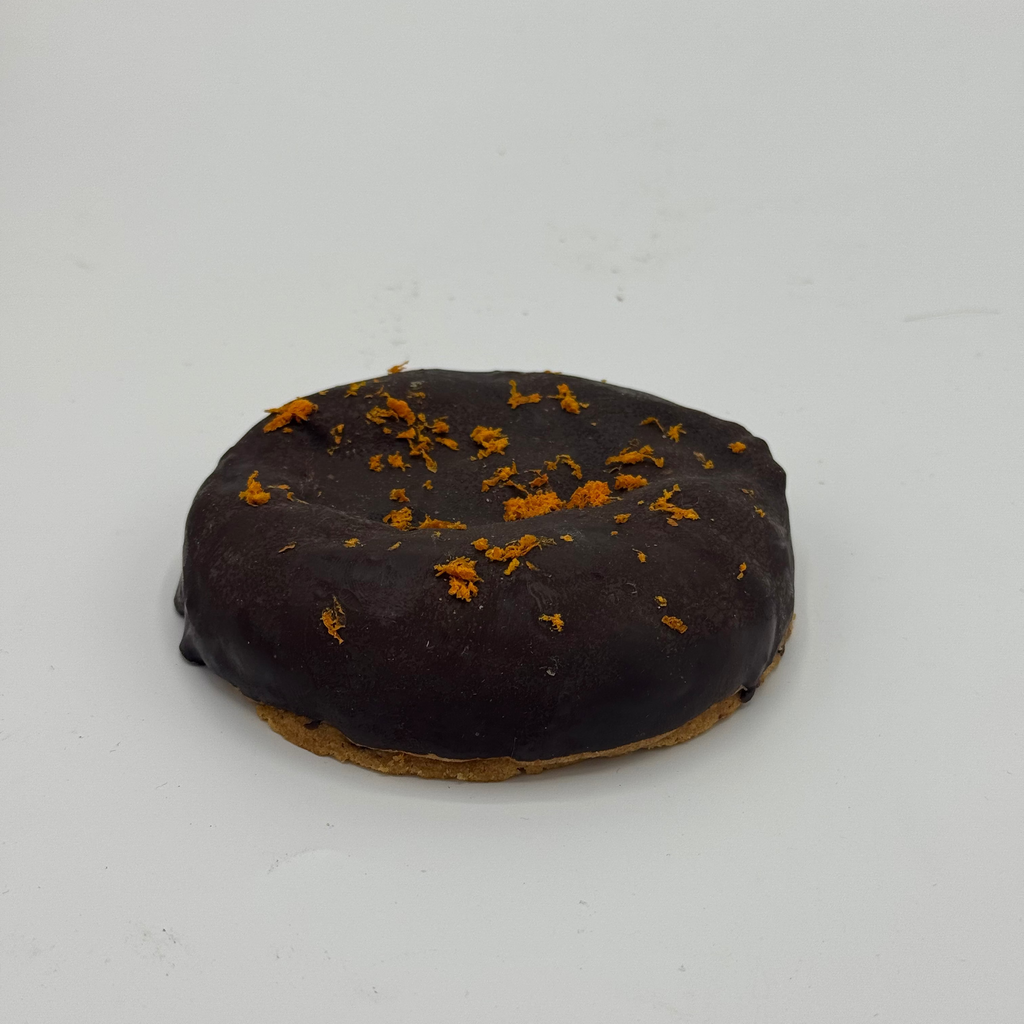 Cookie Okookeat au miel de châtaignier, chocolat noir, gingembre et copeaux d’orange.