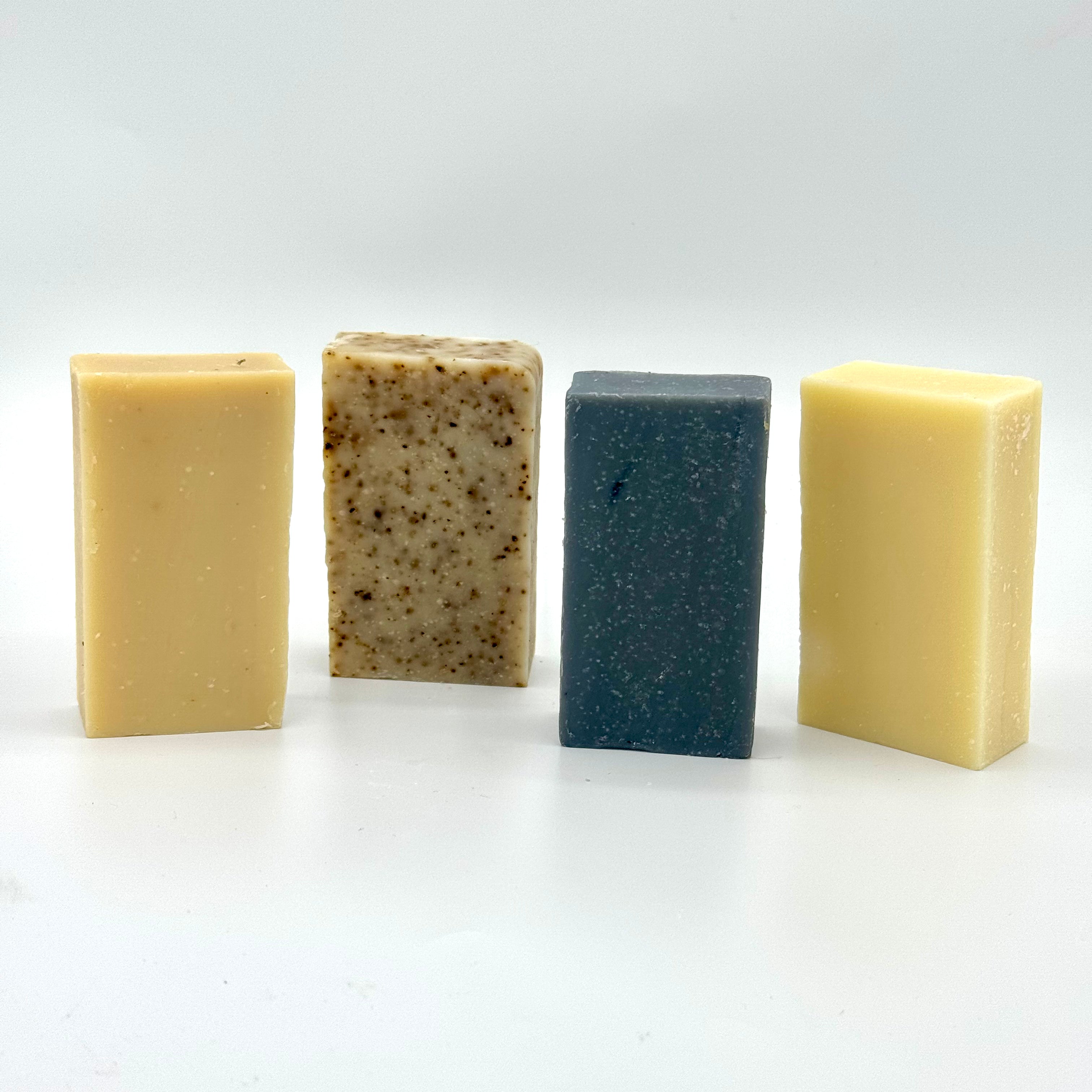 Ensemble de 4 savons au miel de lavande fabriqués par saponification à froid.