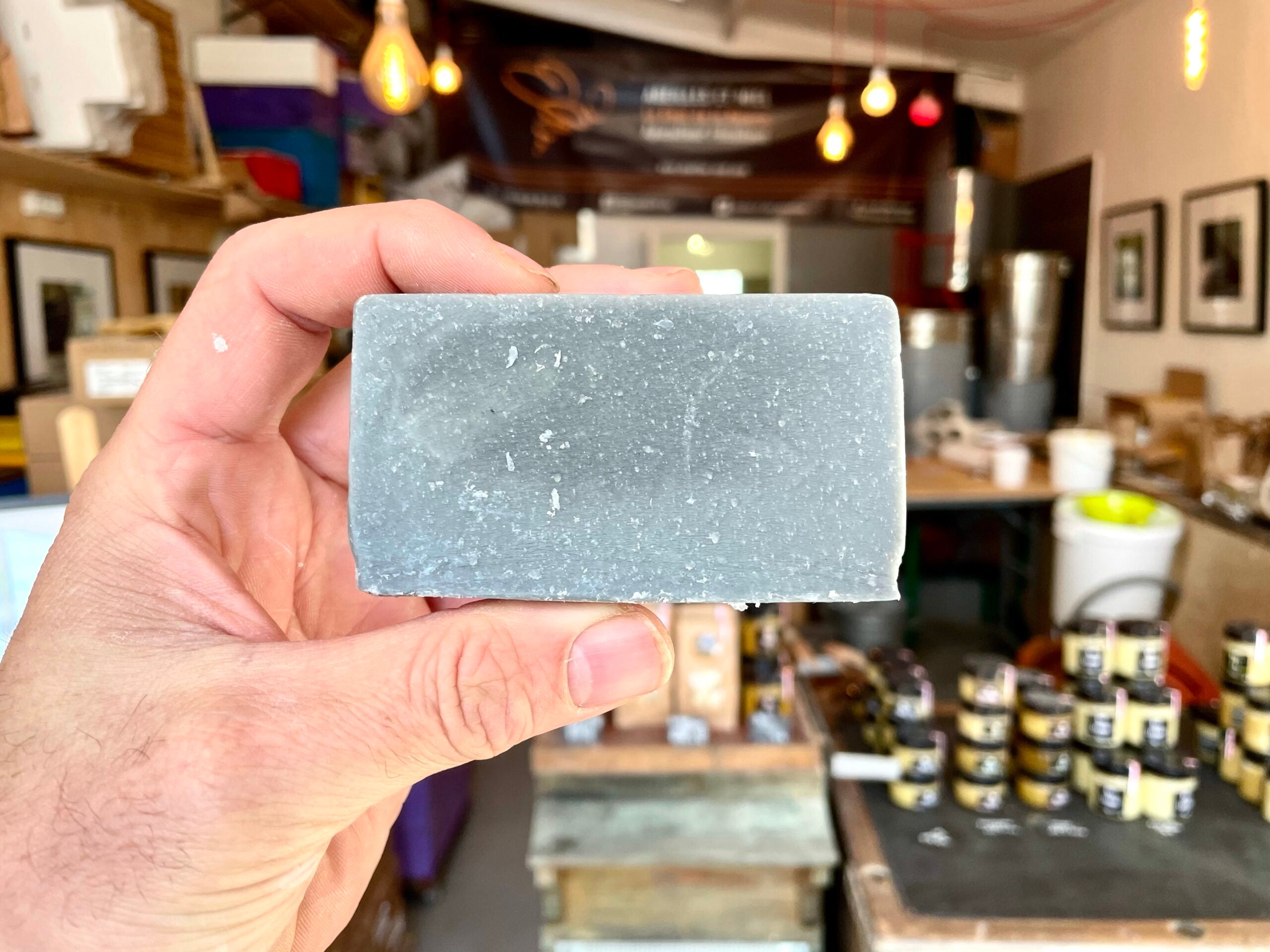Savon au miel & charbon végétal activé – Saponification à froid (100g)