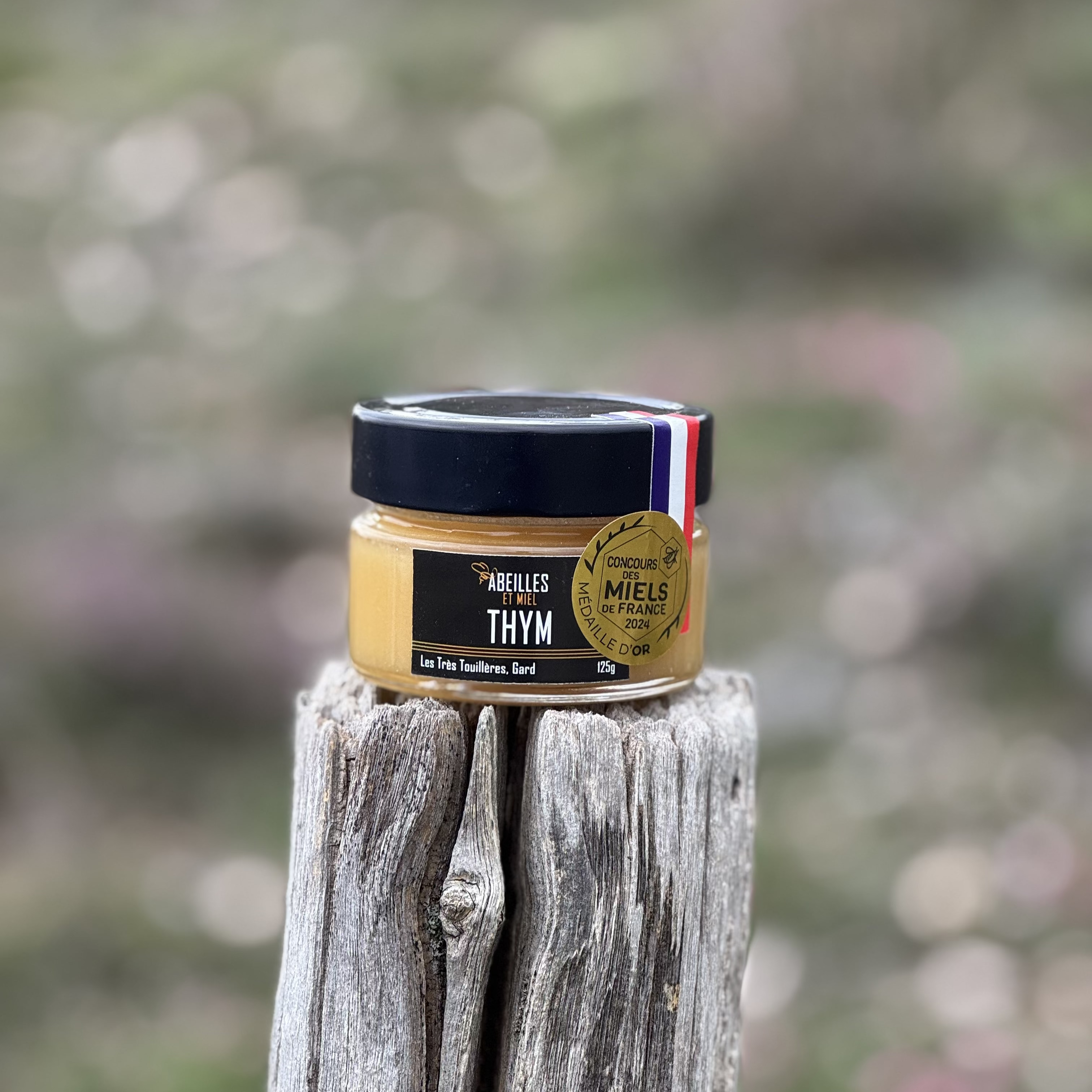 Miel de thym à la couleur ambrée et aux arômes intenses caractéristiques du thym.
