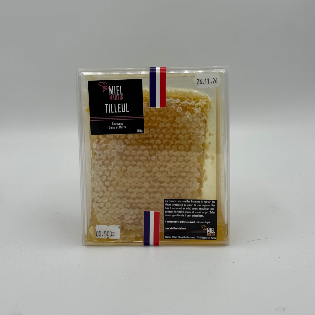 Miel de tilleul en rayon de 500 g, aux arômes frais et mentholés, présenté dans sa cire d’origine.