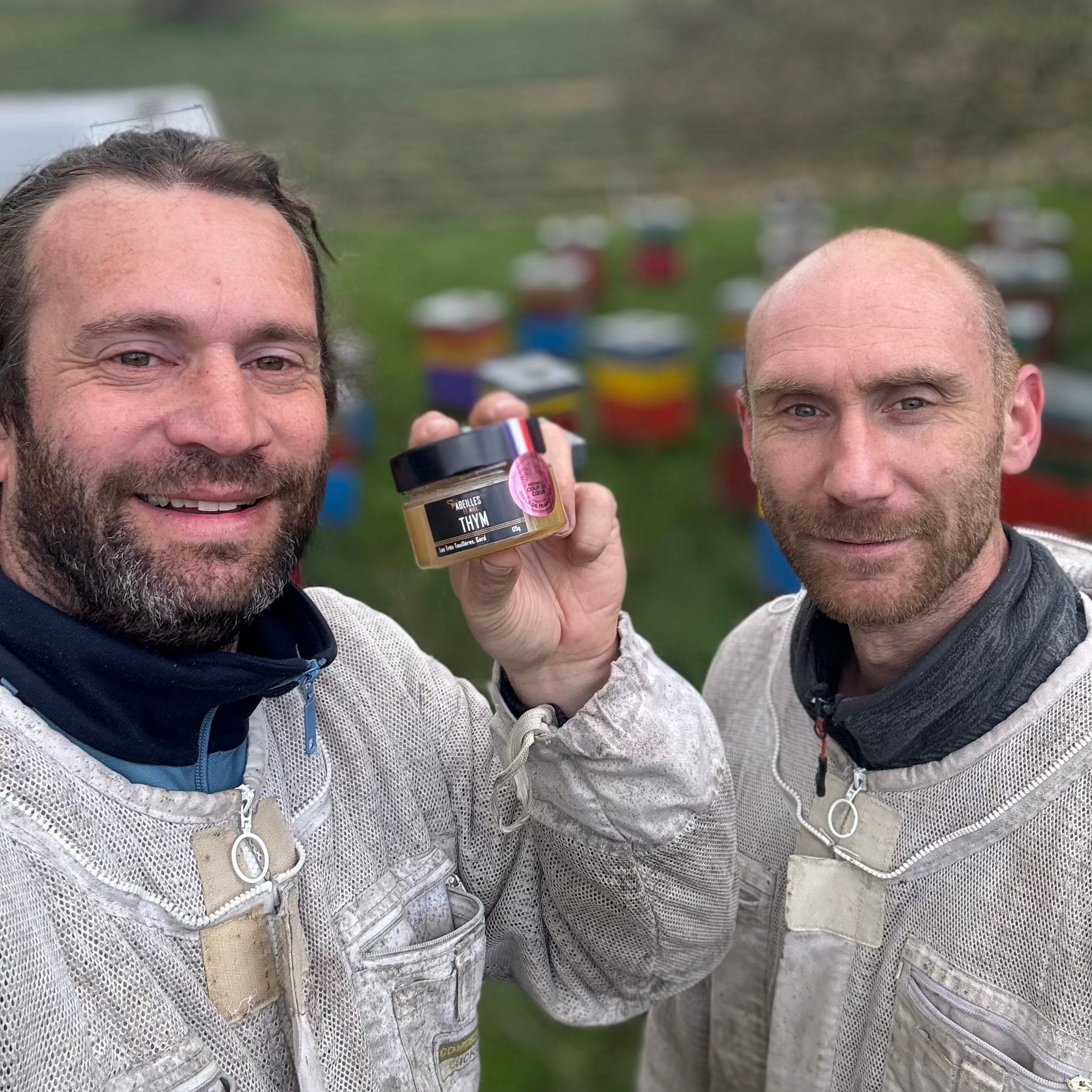 Miel de thym récolté par nos apiculteurs, présenté dans un pot en verre.