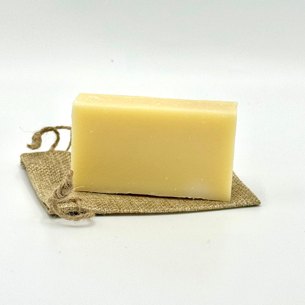 Savon artisanal au miel de lavande, fabriqué avec le miel de notre miellerie.