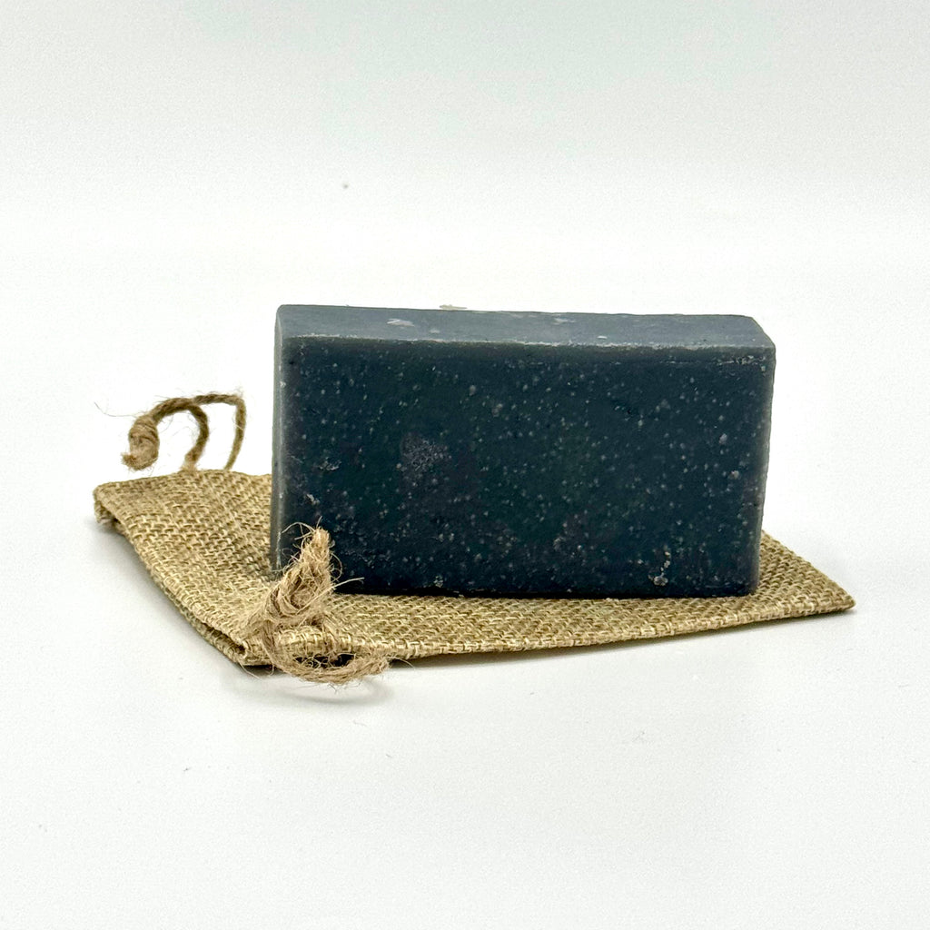 Savon artisanal au miel de lavande et charbon actif, idéal pour purifier et adoucir la peau.