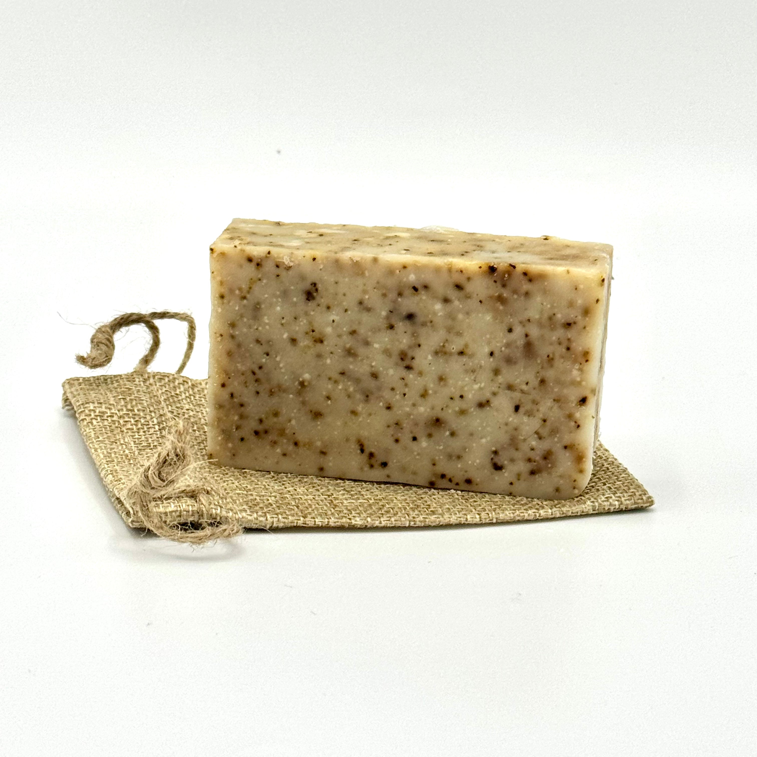 Savon exfoliant au miel de lavande et marc de café, fabriqué artisanalement.