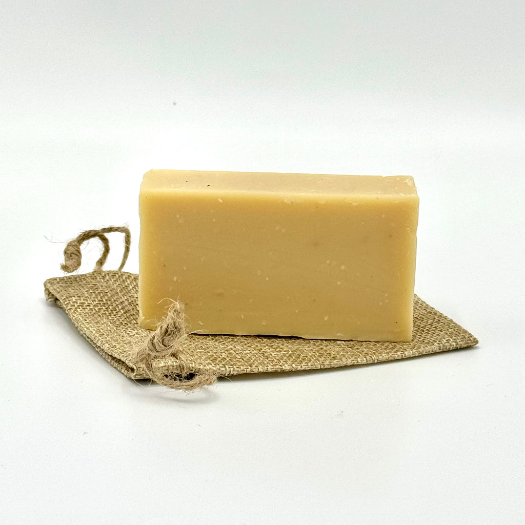 Savon artisanal au miel de lavande et propolis, conçu pour apaiser et purifier la peau.