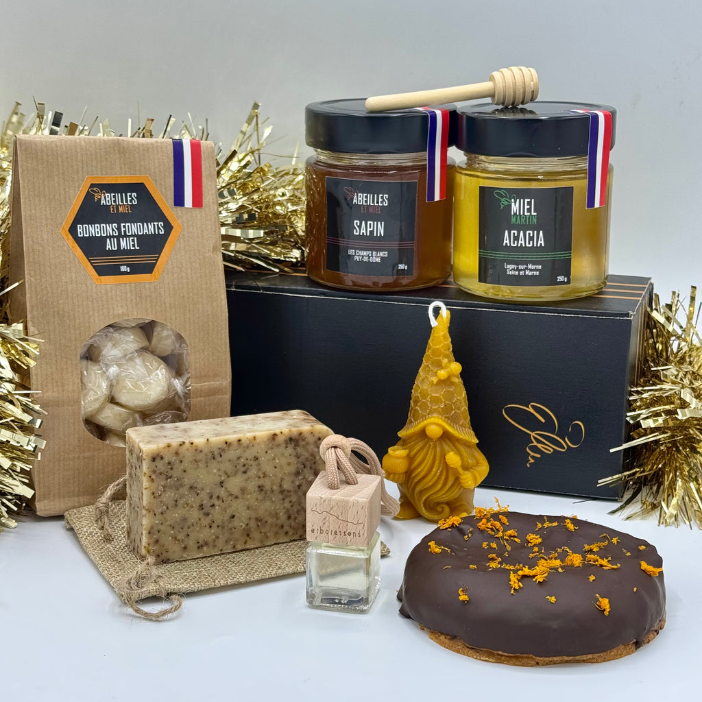 Coffret Super Box de Noël avec miels artisanaux, cookie Okookeat, diffuseur Herboressence, bougie en cire d’abeille et gourmandises festives.