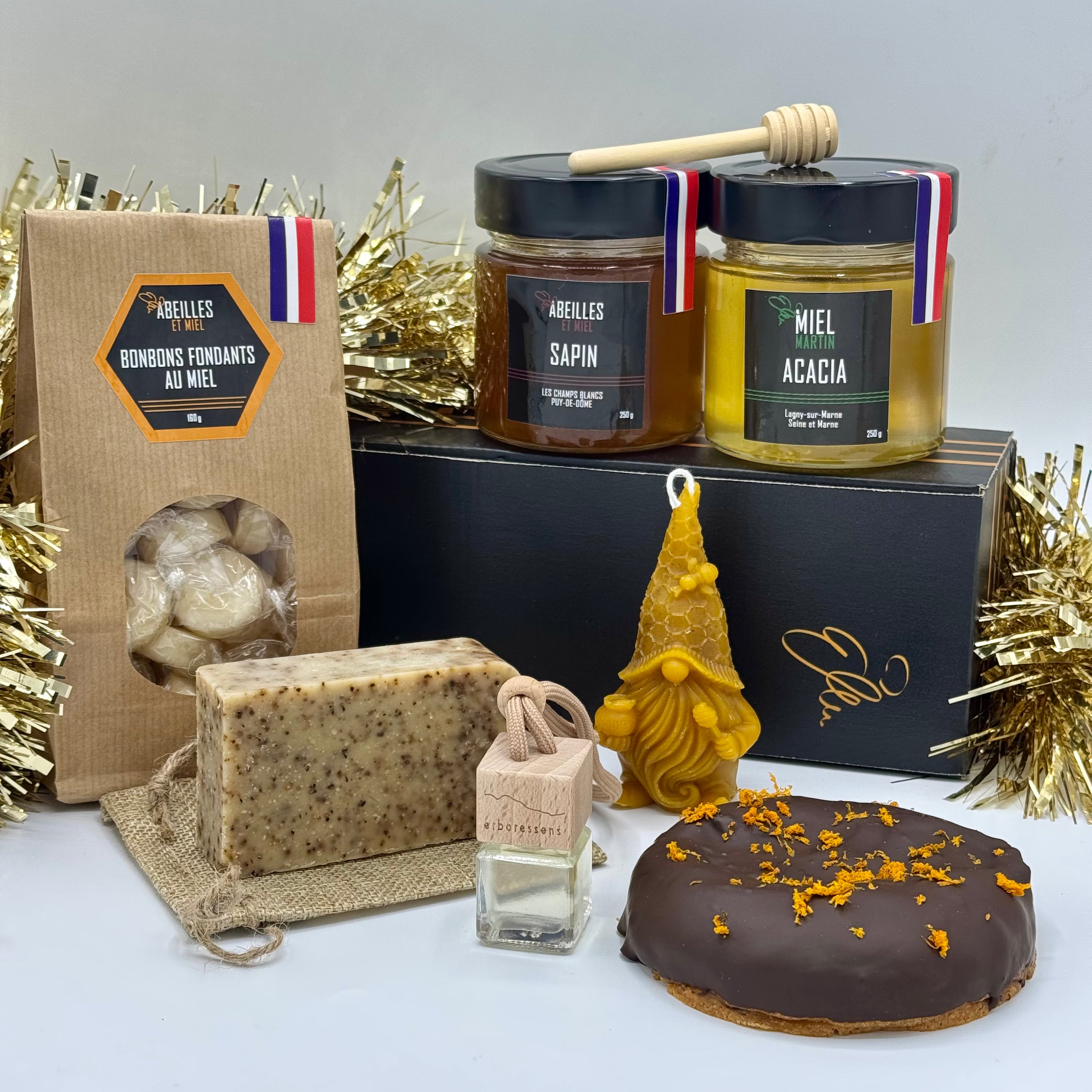 Coffret Super Box de Noël avec miels artisanaux, cookie Okookeat, diffuseur Herboressence, bougie en cire d’abeille et gourmandises festives.